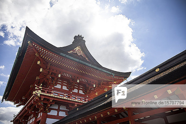 Japan  Präfektur Kyoto  Stadt Kyoto  Niedrigwinkelansicht des Fushimi Inari-taisha-Tempels