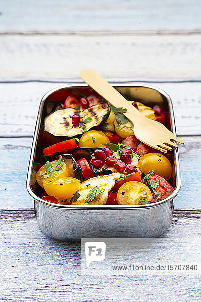 Persischer Tomatensalat mit Halloumi in Metall-Lunchbox