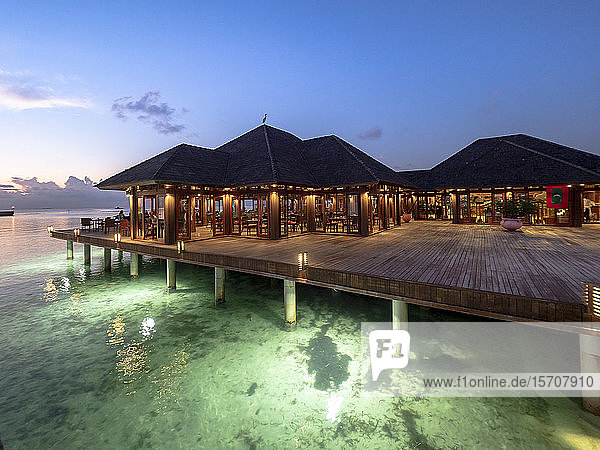 Malediven, Küstenrestaurant auf dem Süd Male Atoll in der Abenddämmerung
