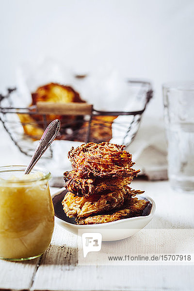 Glas Apfelmus und Schale mit knusprigen jüdischen Latkes