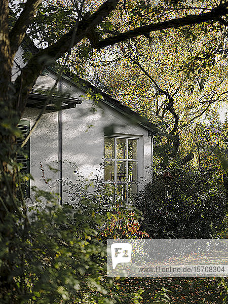 Wohnhaus mit Garten im Herbst