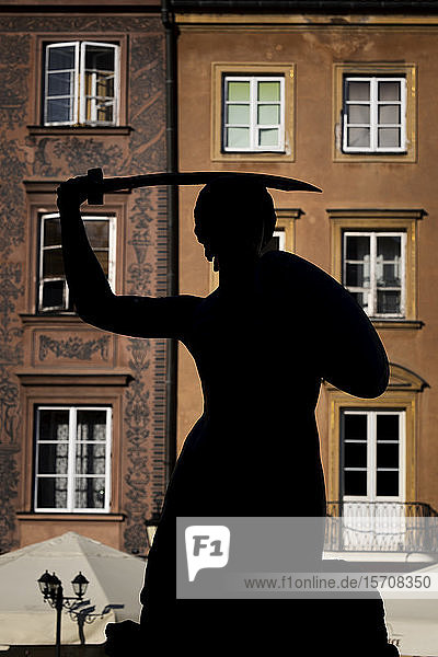 Polen Woiwodschaft Masowien Warschau Silhouette einer Meerjungfrauenstatue die vor dem Wohngebäude der Warschauer Altstadt steht