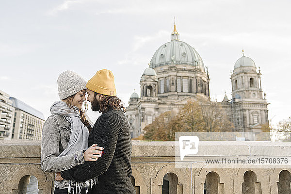 Junges Paar umarmt sich mit dem Berliner Dom im Hintergrund  Berlin  Deutschland