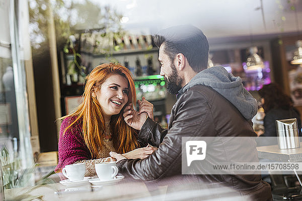 Verliebtes Ehepaar in einem Café