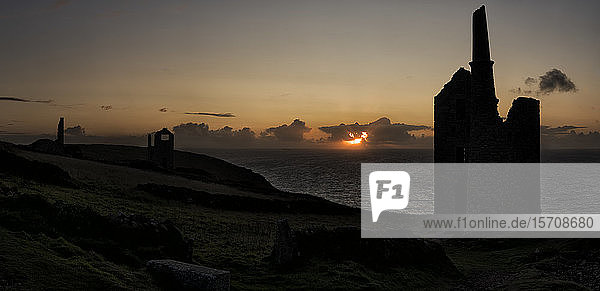 UK England Botallack Botallack Headland bei Sonnenuntergang