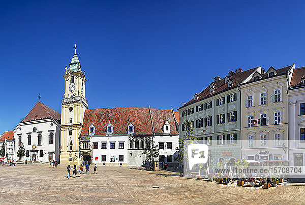 Slowakei  Bratislava  Hauptplatz mit altem Rathaus und Restaurants