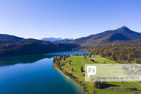 Deutschland  Bayern  Oberbayern  Luftbild des Walchensees mit der Halbinsel Zwergern