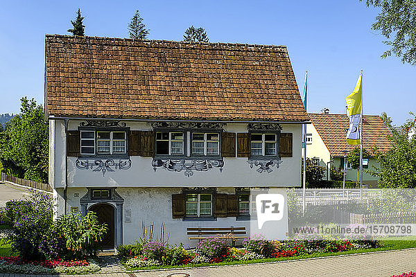 Deutschland  Baden-Württemberg  Isny im Allgäu  Fassade eines rustikalen Stadthauses im Sommer