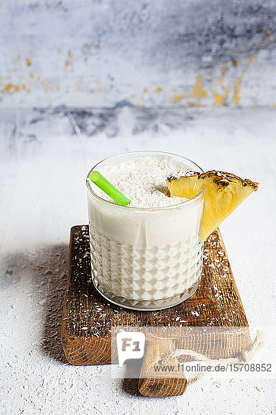 Zuckerfreier Smoothie aus Ananas und Kokosnuss
