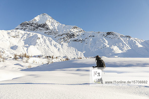 Frau wandert mit Schneeschuhen im Neuschnee in den Bergen  Valmalenco  Italien