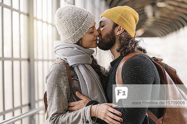 Zärtliches junges Paar küsst sich in einer U-Bahn-Station  Berlin  Deutschland