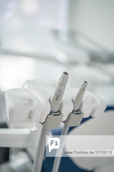 Nahaufnahme von modernen zahnärztlichen Instrumenten in der Zahnklinik