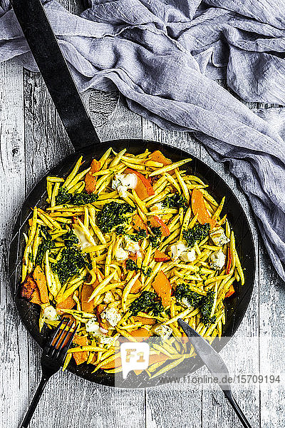 Pfanne mit deutscher Schupfnudel mit Kürbis  Grünkohl und Gorgonzola-Käse