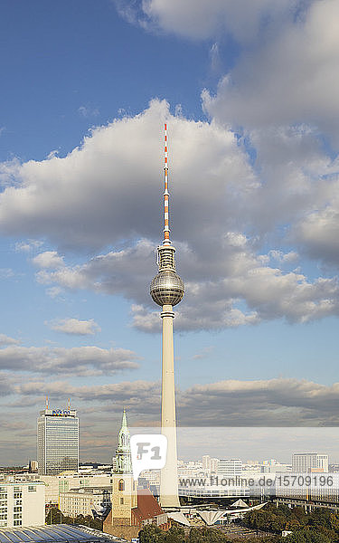 Deutschland  Berlin  Wolken über dem Berliner Fernsehturm und den umliegenden Stadtgebäuden