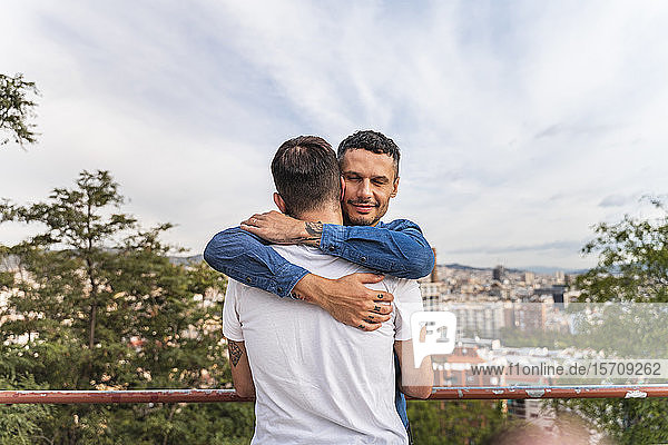 Porträt eines glücklichen Mannes der seinen Freund umarmt Barcelona Spanien