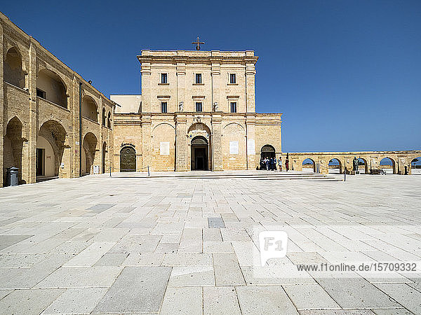 Italien  Provinz Lecce  Santa Maria di Leuca  leerer Platz der Basilika Heiligtum von Santa Maria de Finibus Terrae