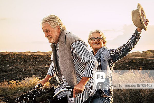 Glückliches aktives Seniorenpaar auf dem Fahrrad  Teneriffa