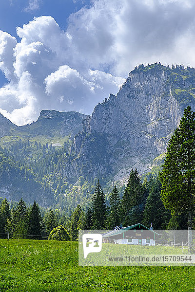 Deutschland  Bayern  Arzbach  Blick auf das abgeschiedene Café Hintere Langentalalm mit der Benediktenwand im Hintergrund