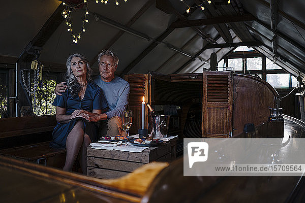 Älteres Ehepaar bei einem Candlelight-Dinner auf einem Boot im Bootshaus