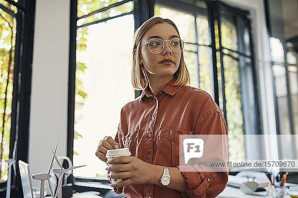 Geschäftsfrau mit Kaffeepause im Büro