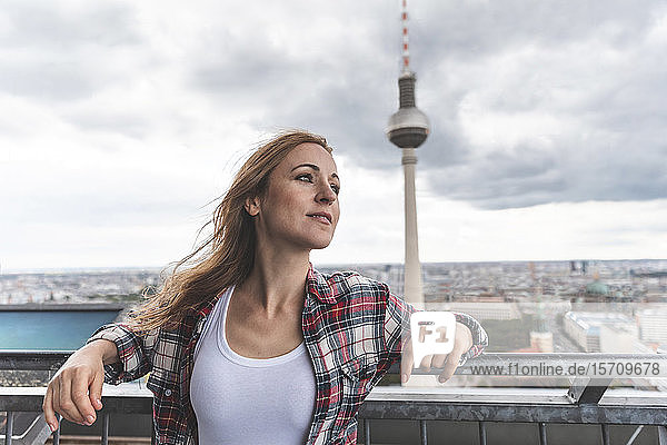 Frau auf einer Aussichtsterrasse mit Fernsehturm im Hintergrund  Berlin  Deutschland