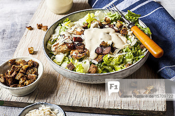 Schüssel Caesar-Salat mit Römersalat  Parmesankäse  Speck  Hühnerbrust und Croûtons
