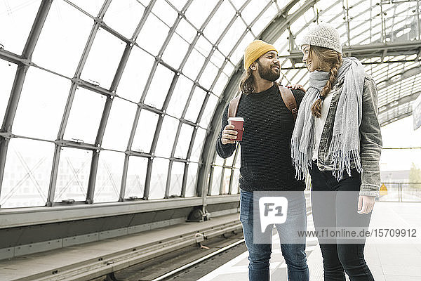 Glückliches junges Paar auf dem Bahnsteig  Berlin  Deutschland