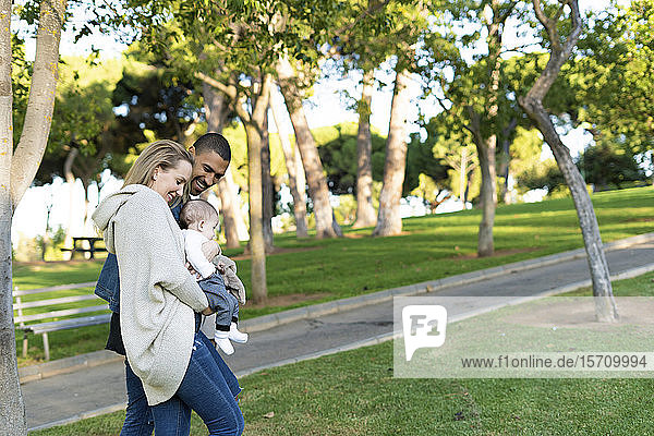 Glückliche Eltern verbringen einen Tag im Park