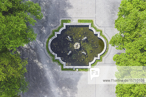 Deutschland  Bayern  München  Luftaufnahme des Maximilian-Parkbrunnens im Sommer
