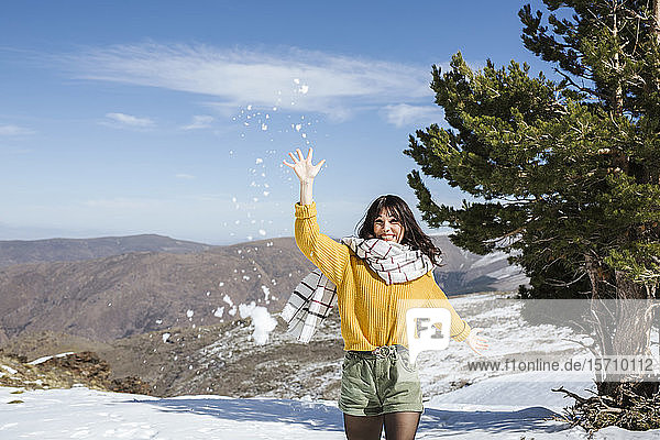 Junge Frau wirft Schneeball  Sierra Nevada  Spanien