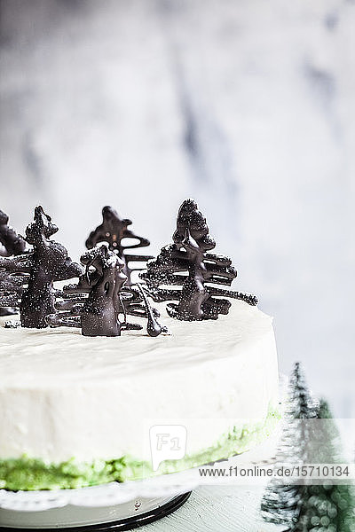 Käsekuchen ohne Backen, dekoriert mit Schokoladen-Weihnachtsbäumen