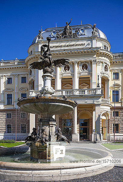 Slowakei  Bratislava  Fassade des Slowakischen Nationaltheaters mit Springbrunnen im Vordergrund