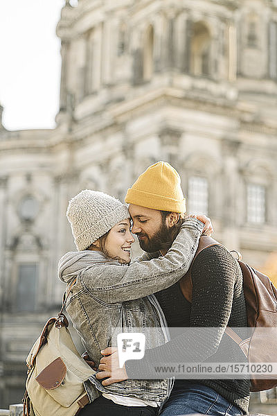 Glückliches junges Paar umarmt sich mit dem Berliner Dom im Hintergrund  Berlin  Deutschland