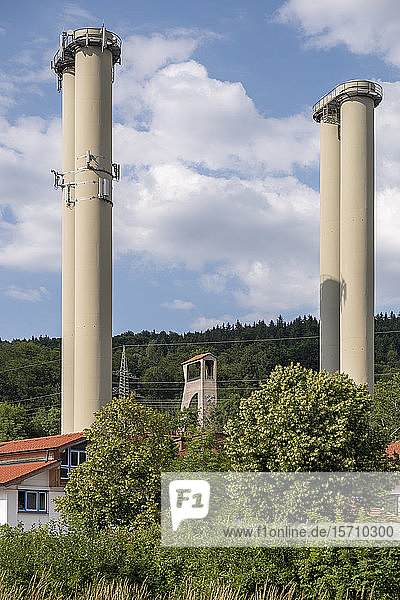 Deutschland  Bayern  Hausham  Schornsteine eines Landkraftwerks