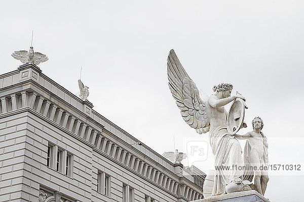 Deutschland  Berlin  Nike instruiert Statue eines Jungen in heroischer Geschichte mit dem Museum des Humboldt-Forums im Hintergrund