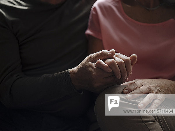 Nahaufnahme eines älteren Ehepaares  das Händchen hält