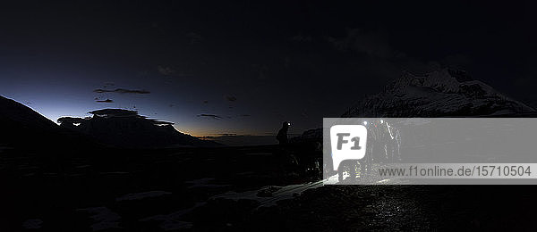 Bergsteiger mit Scheinwerfern bei Nacht  Dhaulagiri Circuit Trek  Himalaya  Nepal