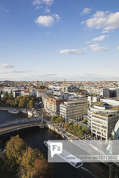 Deutschland  Berlin  Stadtansicht vom Berliner Dom in Richtung Friedrichs-Brücke  Spree  James Simon Park und Hackescher Markt
