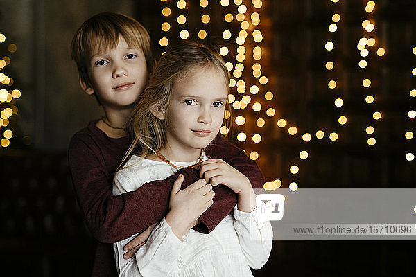 Geschwisterporträt zur Weihnachtszeit