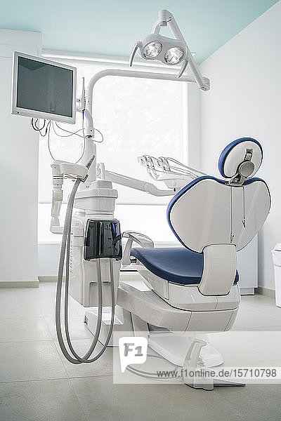 Zahnarztstuhl und Ausrüstung in der Zahnklinik