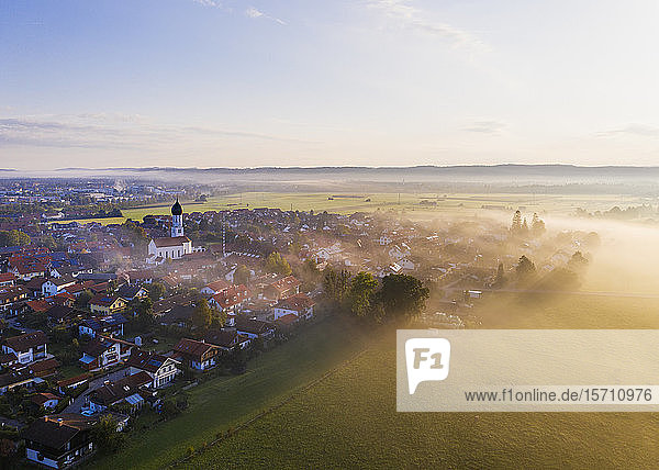 Deutschland  Bayern  Geretsried  Luftaufnahme einer vom Morgennebel umhüllten Landstadt