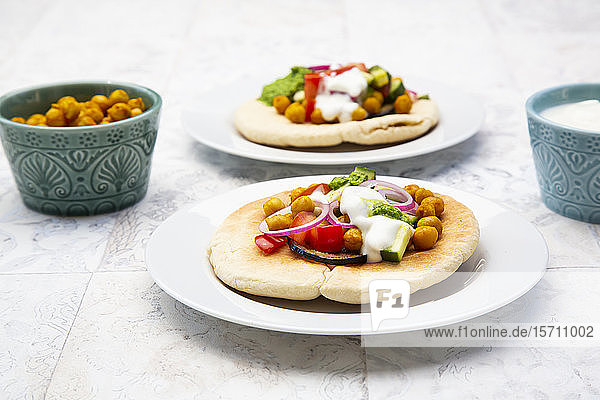 Israelischer Sabich mit Fladenbrot  Auberginen  Kichererbsen  Zwiebeln  Tomaten  Gurken  Joghurt und Zhug-Sauce
