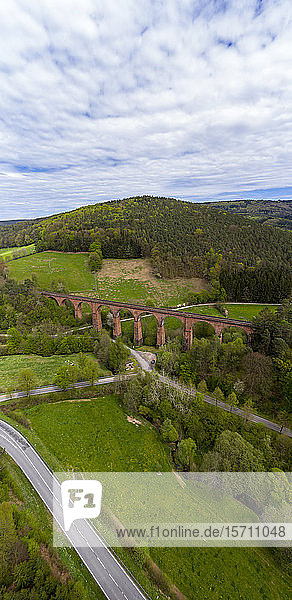 Deutschland  Hessen  Erbach  Luftaufnahme der Landstraße vor dem Himbachel-Viadukt