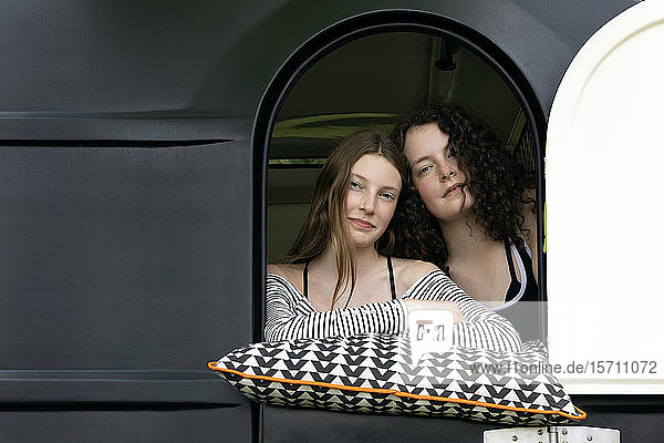 Porträt von zwei besten Freunden  die aus dem Wohnwagen schauen