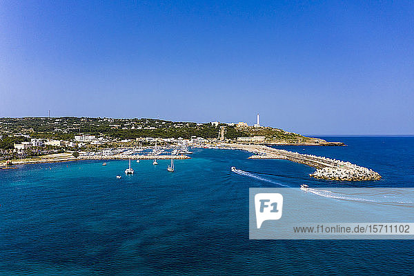 Italien  Apulien  Halbinsel Salento  Provinz Lecce  Luftaufnahme von Santa Maria di Leuca mit Hafen
