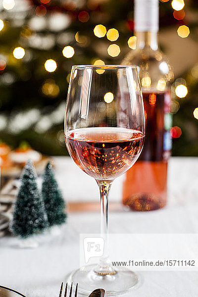 Glas Rotwein vor der Weihnachtsdekoration