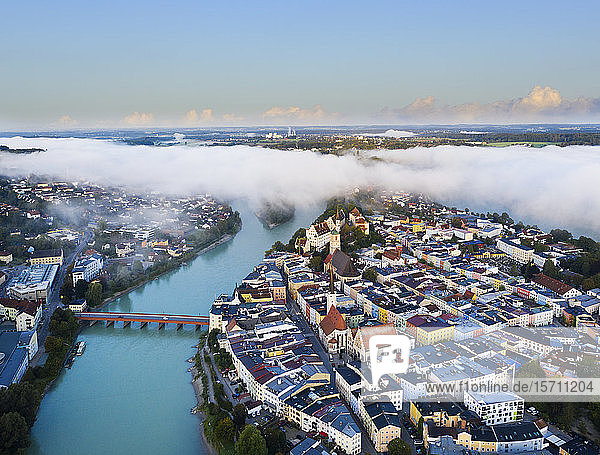 Deutschland  Bayern  Wasserburg am Inn  Luftaufnahme einer alten Flussuferstadt im dichten Morgennebel