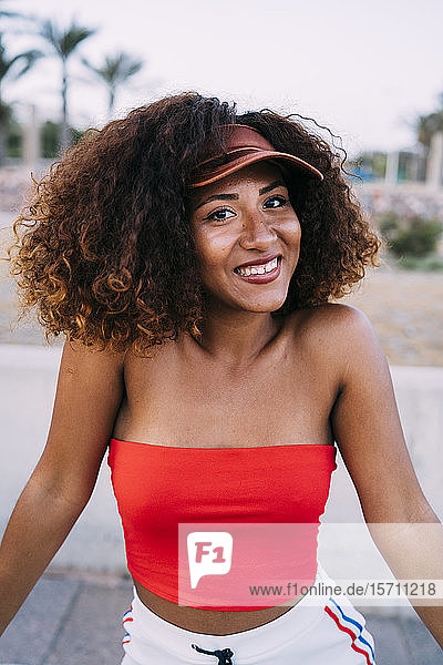 Lächelnde glückliche Frau mit rotem Bandeau-Top