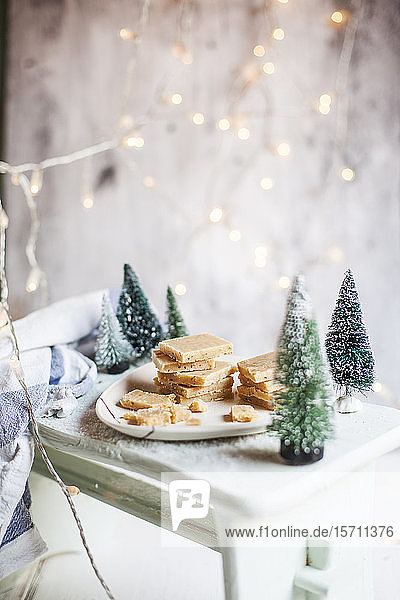 Weihnachtsdekoration und Fudge-Tablett