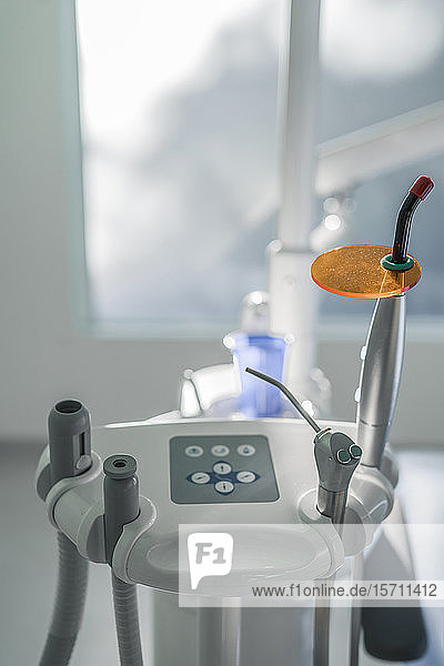 Nahaufnahme von modernen zahnärztlichen Instrumenten in der Zahnklinik